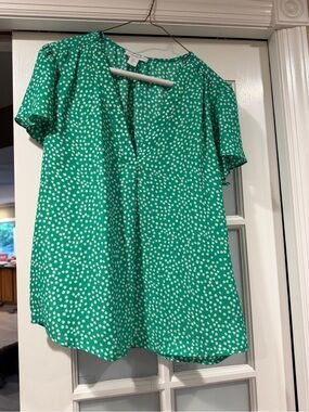 Carolina Belle Green & White Ditsy Floral Short Sleeve Blouse